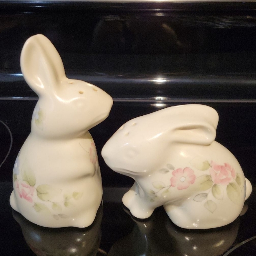❤VINTAGE❤ PFALTZGRAFF TEA ROSE BUNNY RABBIT SALT and PEPPER SHAKER SeT USA